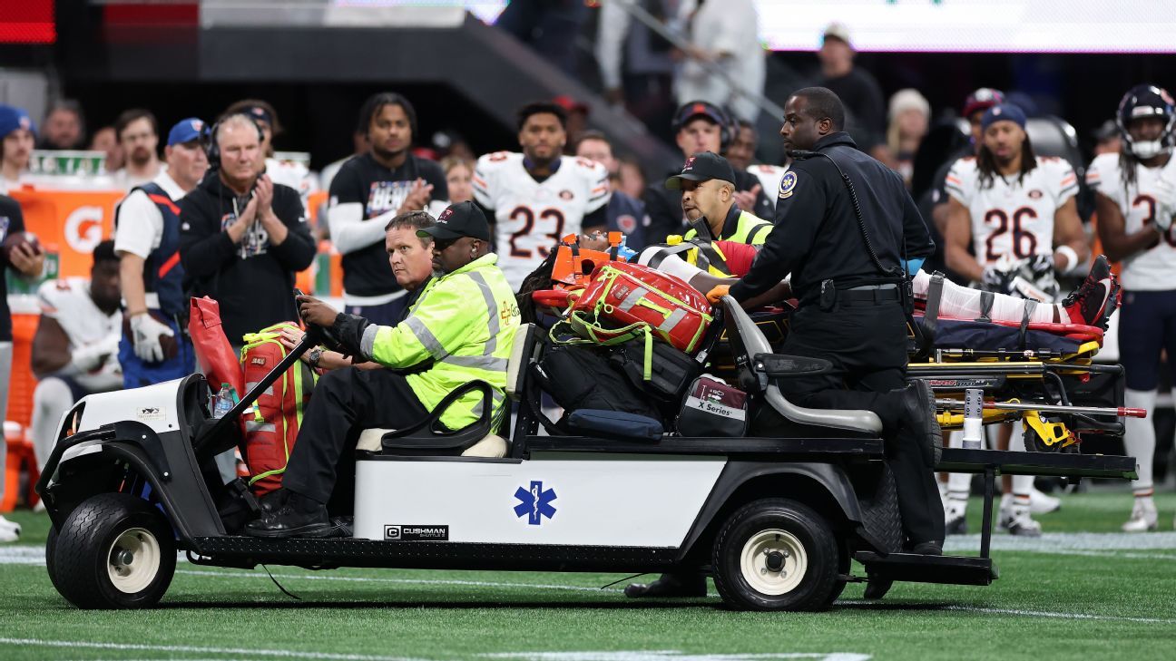 Kendal Daniels é retirado de campo de maca após colisão em jogo dos Falcons contra os Bears