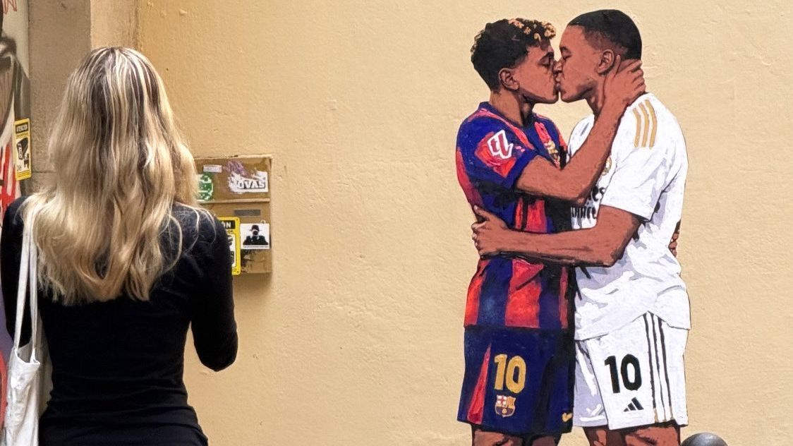 Un beso de Yamal y Mbappé, el mural del clásico