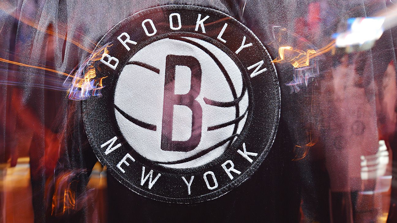 Brooklyn Nets melepaskan penyerang James Johnson, membuka jalan bagi tim untuk mengonversi Kessler Edwards ke kontrak NBA