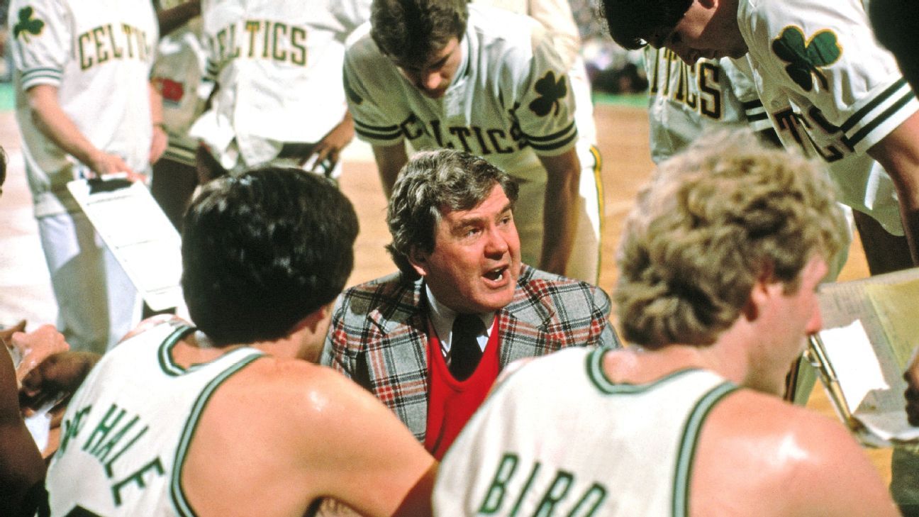 Hall of Famer Bill Fitch, dua kali pelatih NBA tahun ini, meninggal pada usia 89