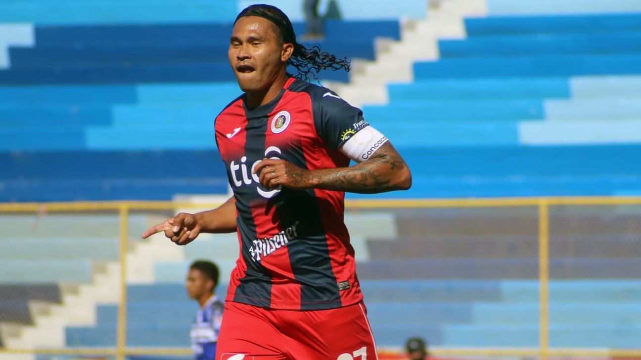 ‘Gullit’ Peña vuelve a mark in El Salvador, pero su equipo sigue sin ganar