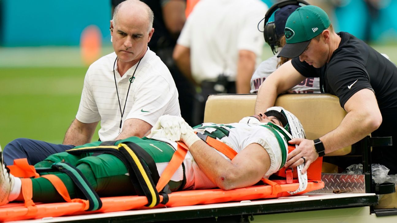 Keselamatan New York Jets Elijah Riley dikeluarkan dari lapangan di papan tulang belakang dengan cedera leher
