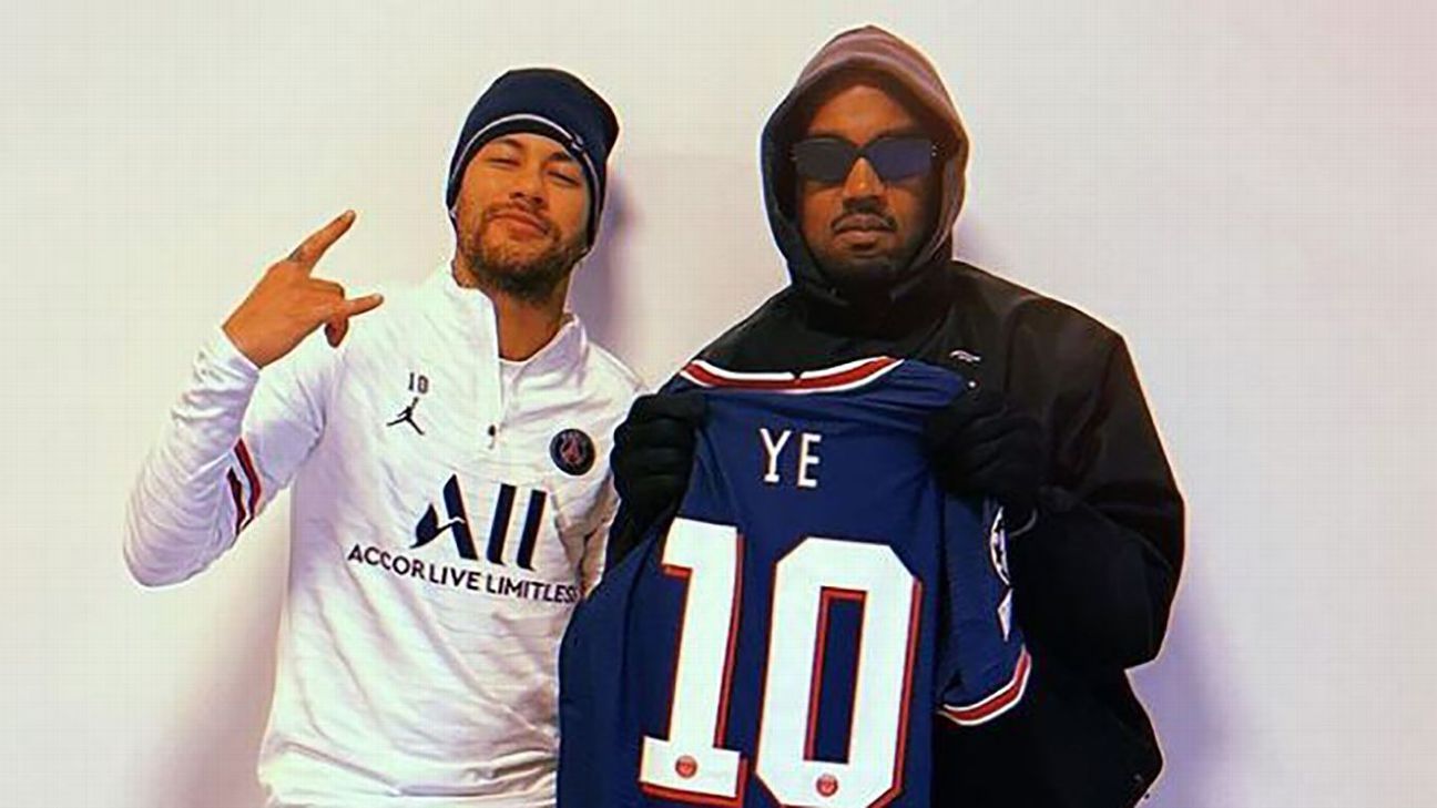 Neymar dari Paris Saint-Germain menyambut Kanye West dalam kunjungan kejutan ke tempat latihan klub