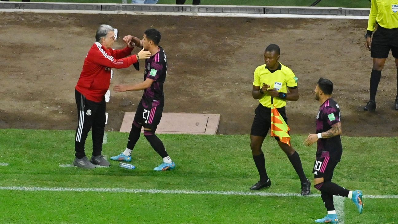 Uriel Antuna muestra su apoyo al ‘Tata’ Martino al celebrar el gol