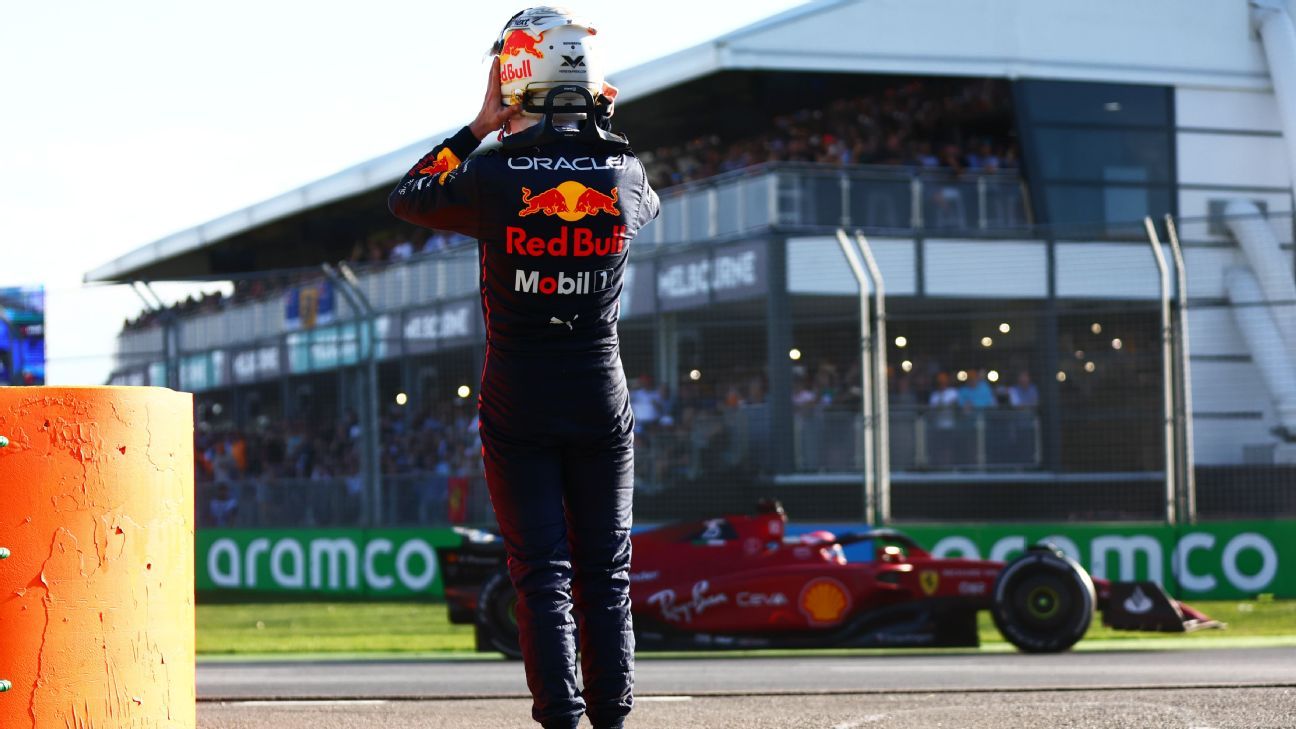 Verstappen dengan kaki belakang saat Leclerc menunjukkan kaliber kejuaraan