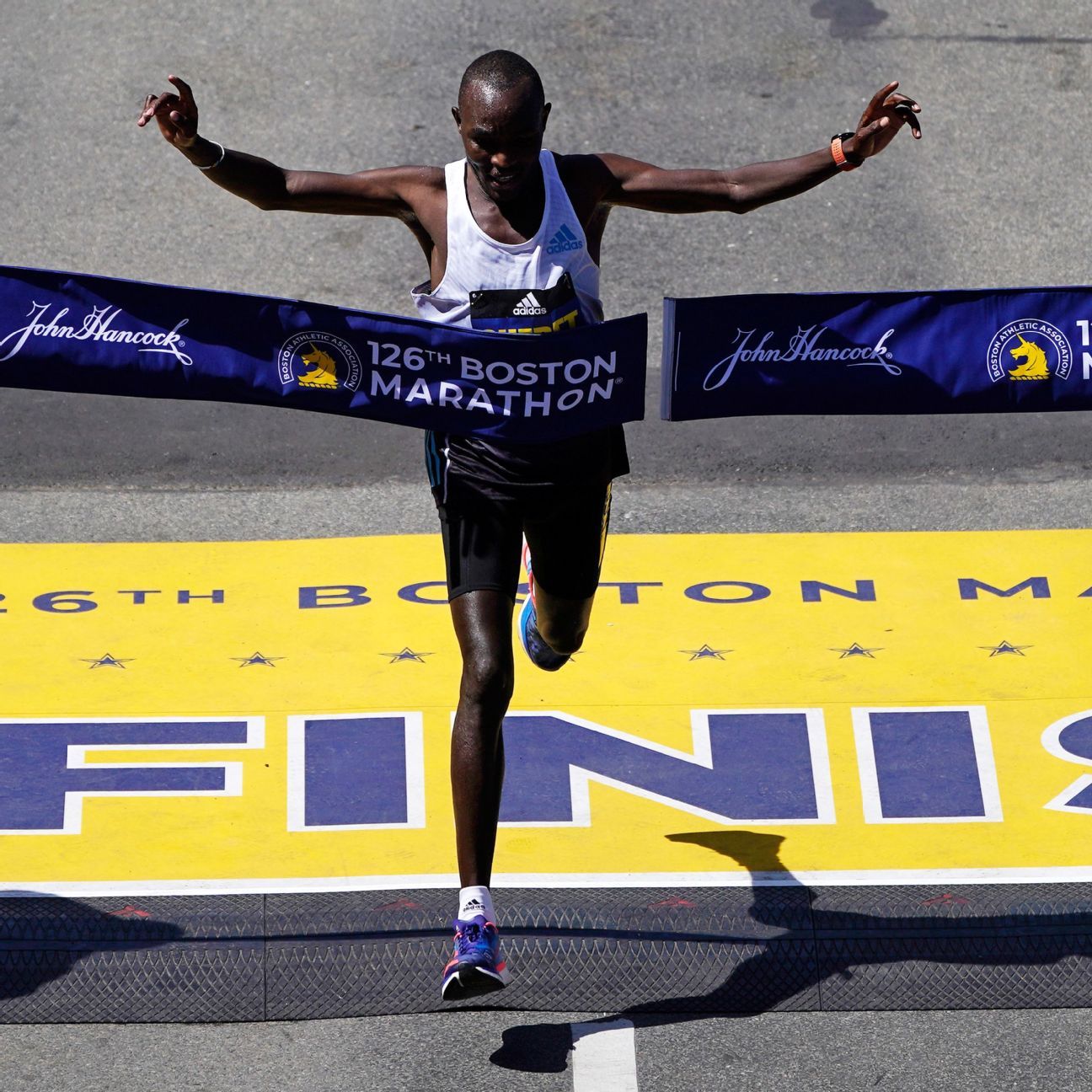 Pelari Kenya Evans Chebet memenangkan Boston Marathon 2022 dalam perlombaan kembali ke Hari Patriot