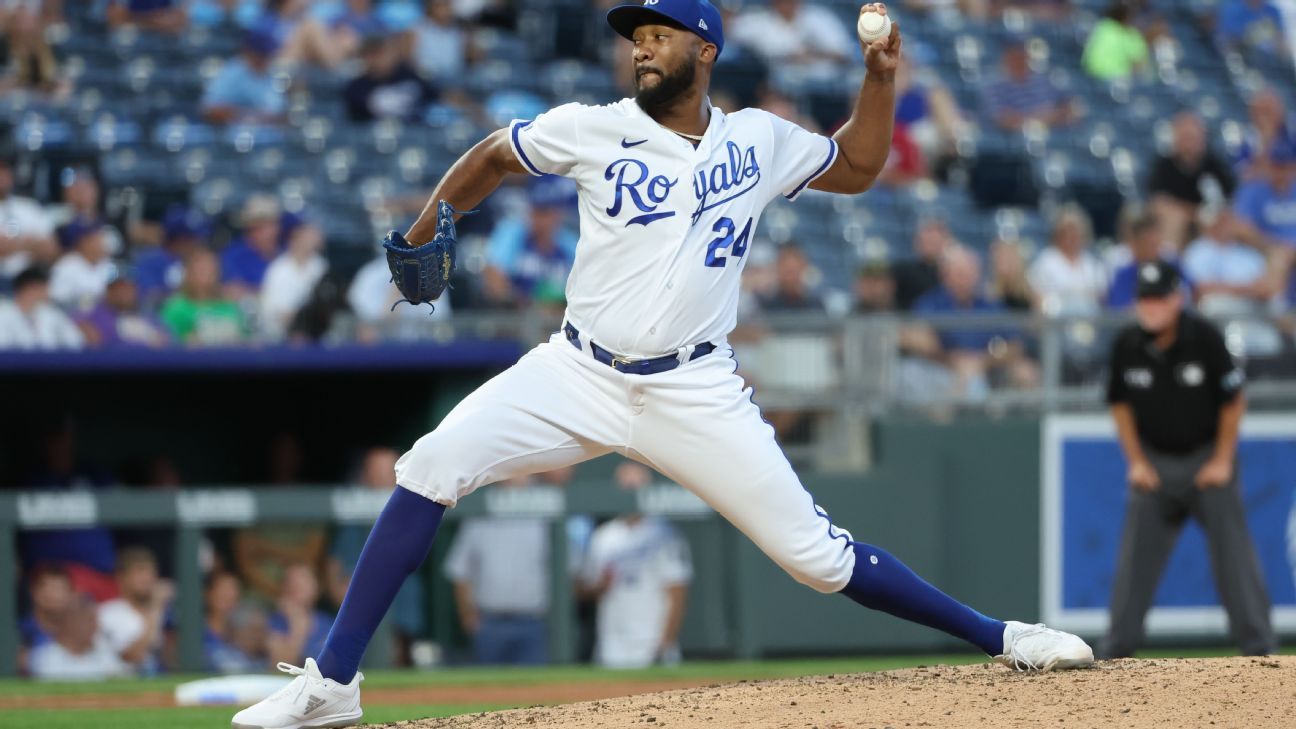 Royals place reliever Garrett on 15-day IL