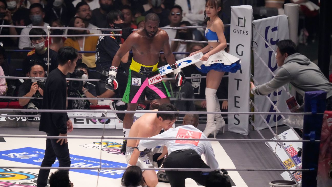 フロイドメイウェザー、日本で開かれたボクシングの試合で朝倉ミクルを制圧した。