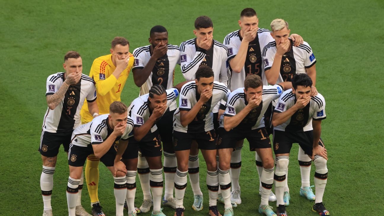 Auf dem offiziellen Foto vor dem WM-Spiel gegen Japan protestieren deutsche Spieler gegen die FIFA und bedecken ihren Mund