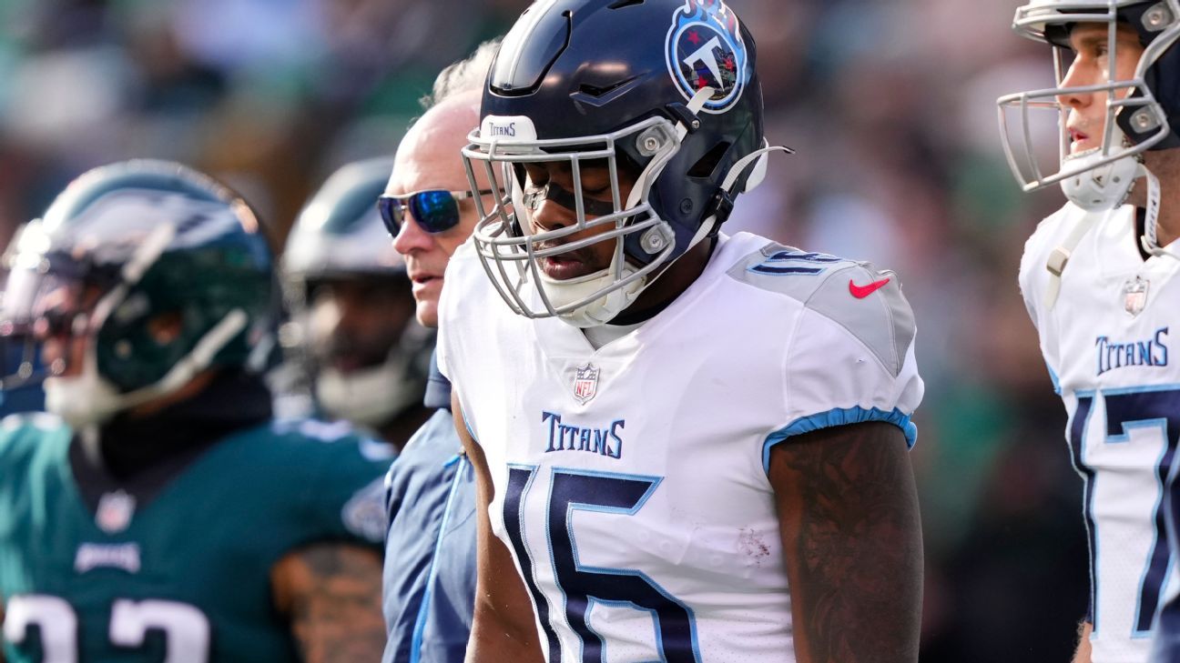 <div>Titans' Burks carted off with apparent leg injury</div>