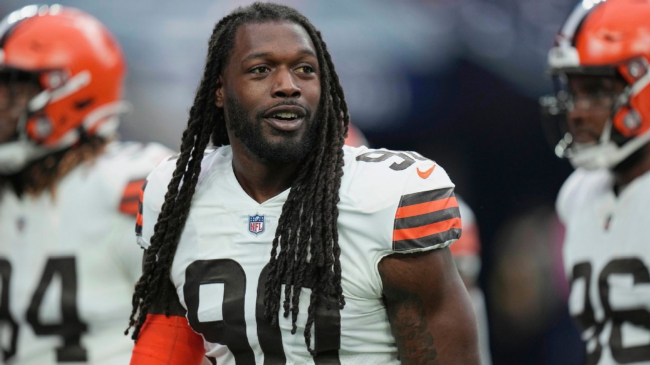 Free agent Clowney signs contract with Ravens