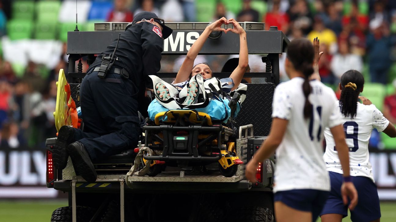 تم نقل مالوري سوانسون من الولايات المتحدة إلى المستشفى بسبب إصابة في الركبة
