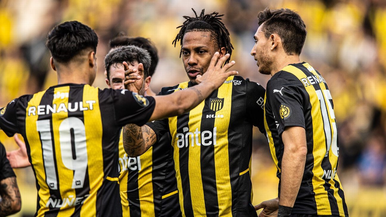 After 15 years, Abel Hernandez scored another double in Peñarol