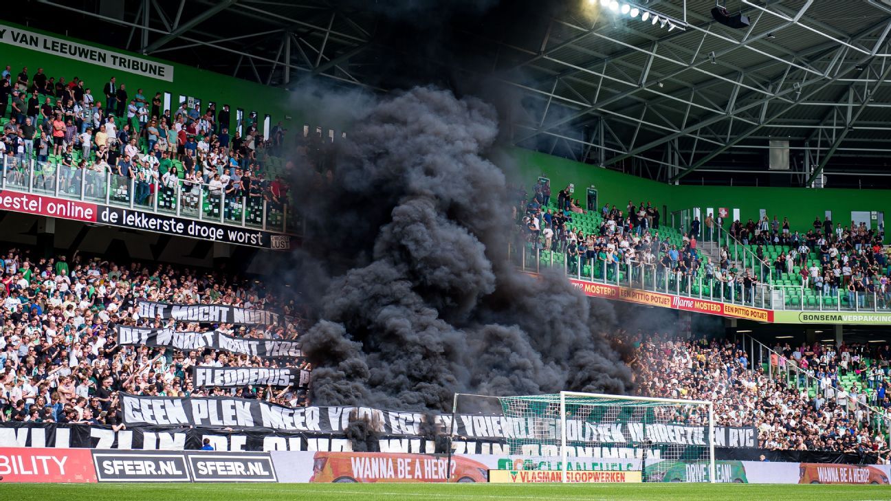 Dutch game off as smoke bombs thrown on pitch