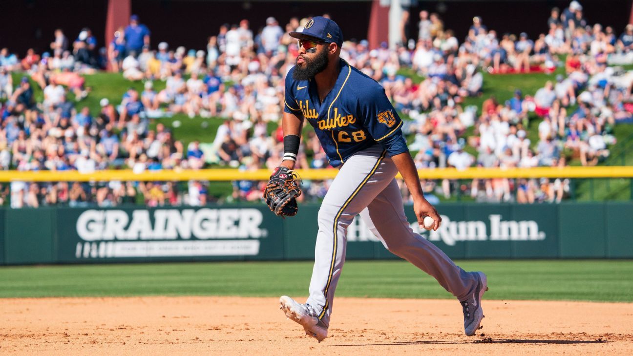 Brewers' Singleton goes 1-for-4 in return to MLB
