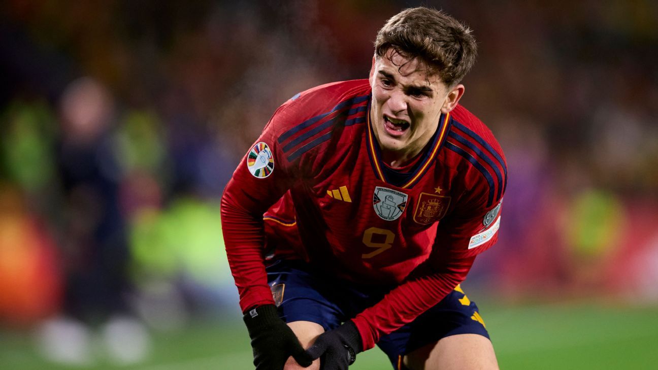 El jugador del Barcelona Javi sufre una grave lesión de rodilla con la selección de España