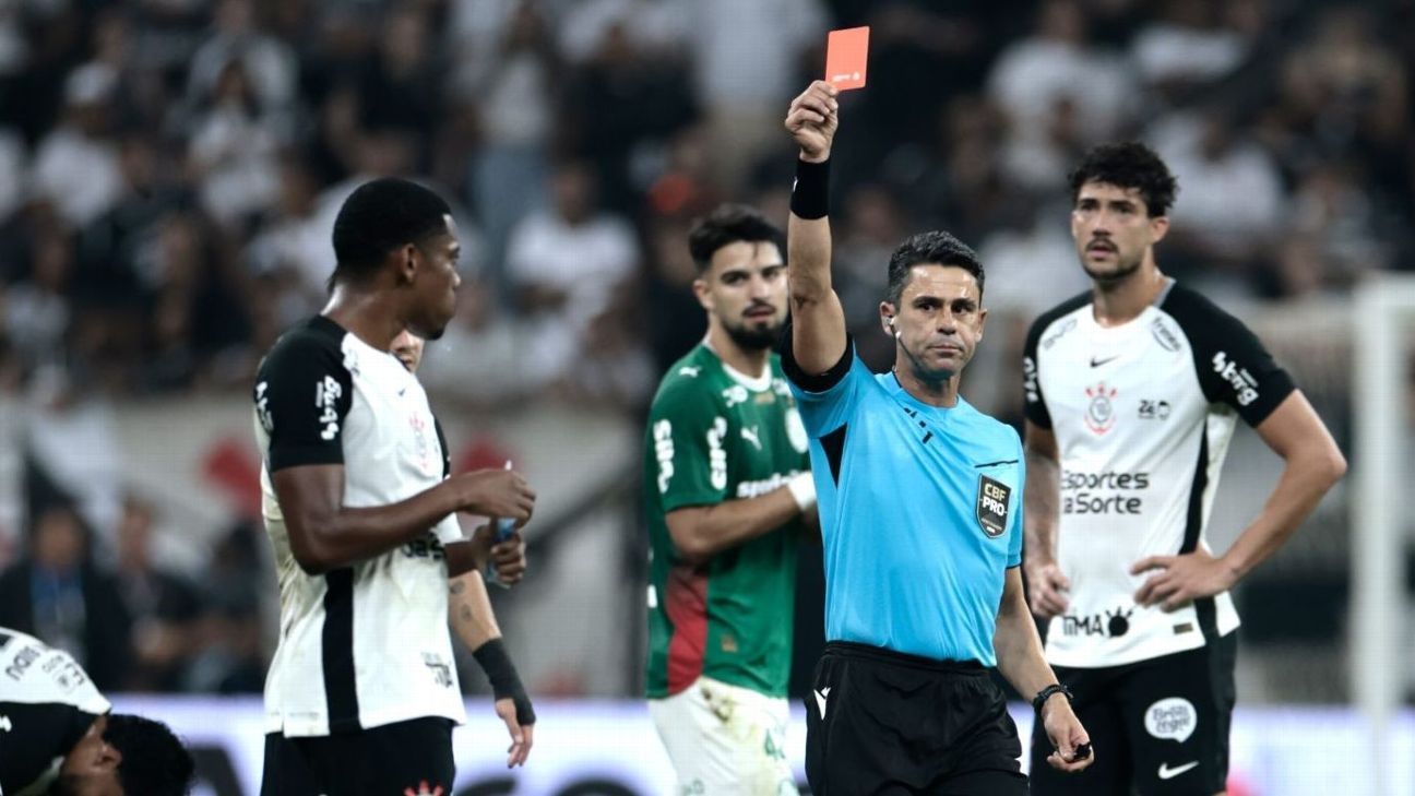 André bem expulso? Flaco poderia levar vermelho por ‘repetir’ gesto obsceno? Ruel responde polêmicas de Corinthians x Palmeiras André bem expulso? Flaco poderia levar vermelho por ‘repetir’ gesto obsceno? Ruel responde polêmicas de Corinthians x Palmeiras